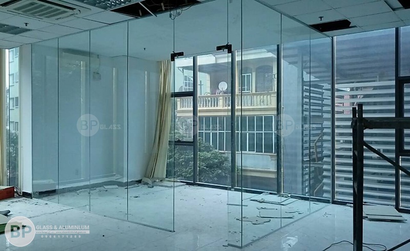 Lắp vách kính cửa kính cường lực cho văn phòng mỹ đình PLAZA
